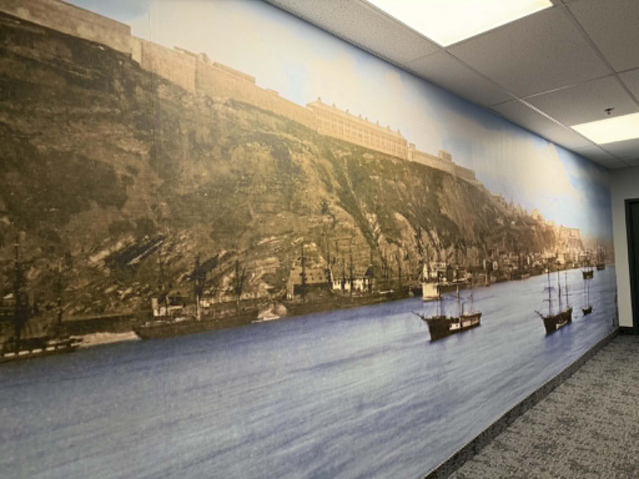 Murale de la réception représentant Québec et des voiliers sur le fleuve Saint-Laurent