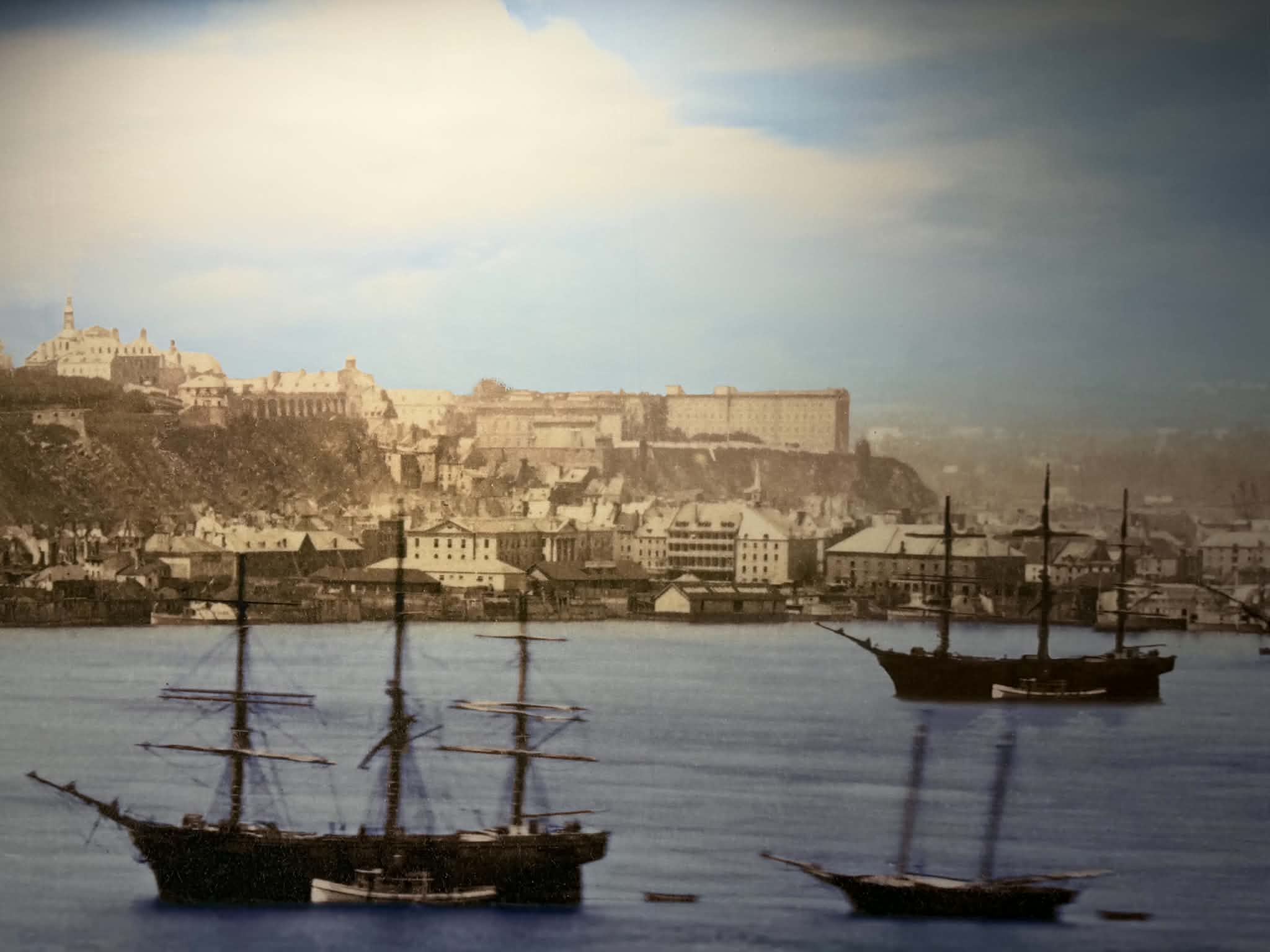 Vue historique de Québec et de voiliers sur le fleuve Saint-Laurent